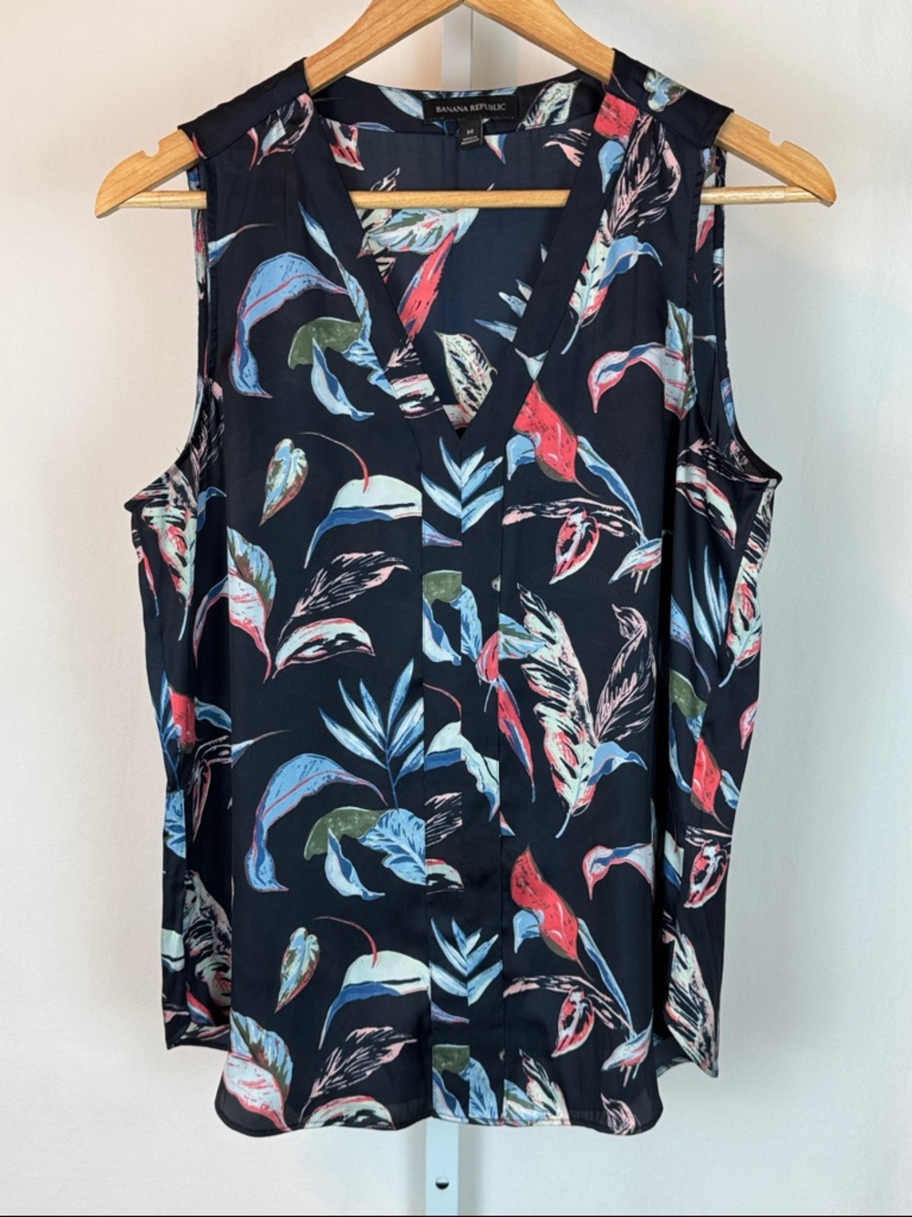 Banana Republic Women's Size Medium Blue Floral-Print Sleeveless V-Neck Blouse